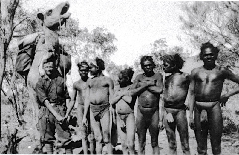 Theodor Strehlow mit den den Aranda Ureinwohnern
