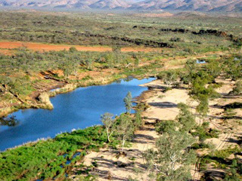 Mac Donnald Ranges mit Finke River